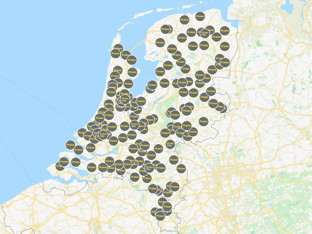 Kaart van Nederland met meer dan 140 locaties waar een Praxis locatie zit.
