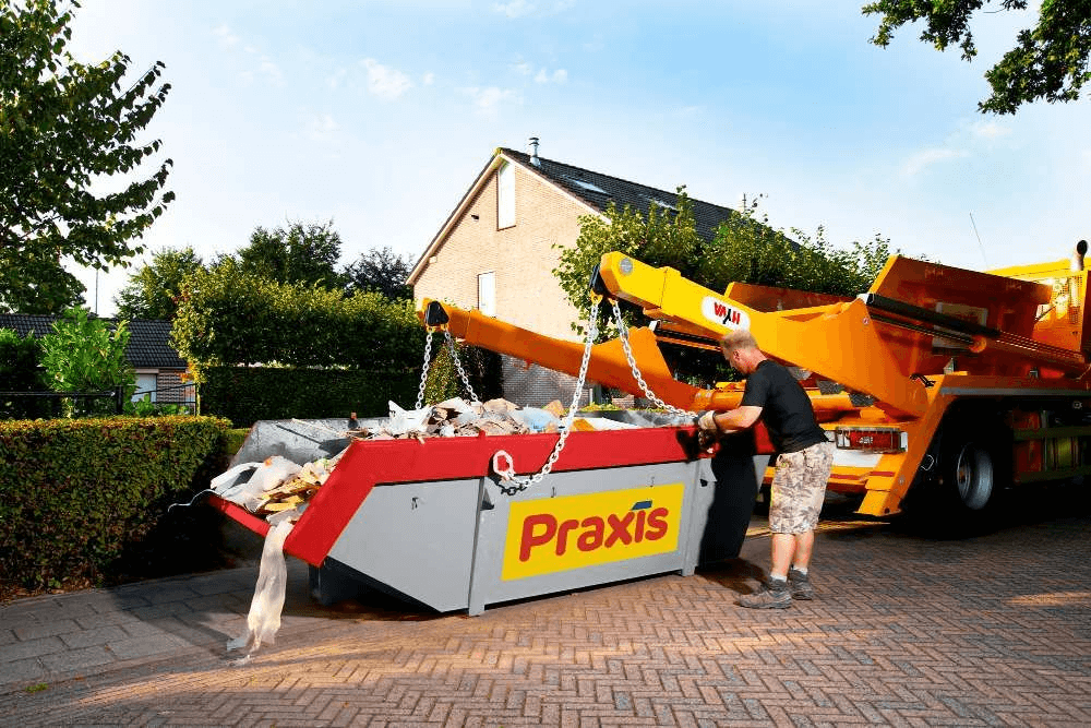 Volle container aan de weg wordt opgehaald door een chauffeur.