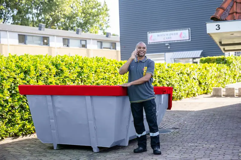 Chauffeur belt met een tevreden klant terwijl hij voor een container staat