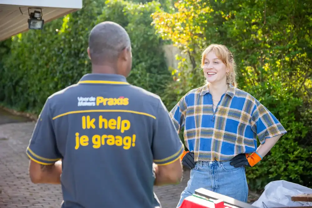 Een tevreden klant met een medewerker van Praxis-kluscontainer.nl