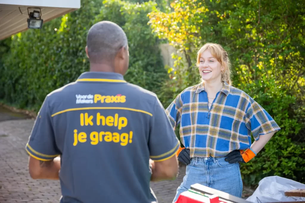 Een tevreden klant met een medewerker van Praxis-kluscontainer.nl