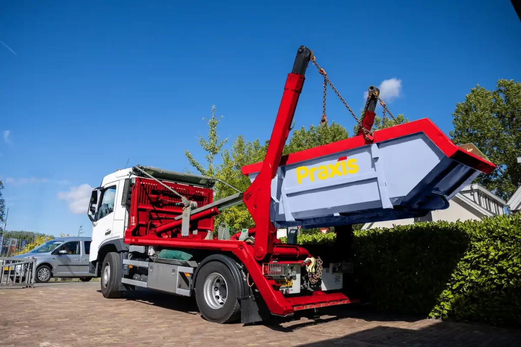 Container wordt geleverd door een portaalwagen.