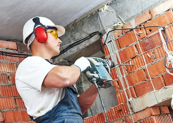 Bouw-en sloopafval komt vrij tijdens het slopen