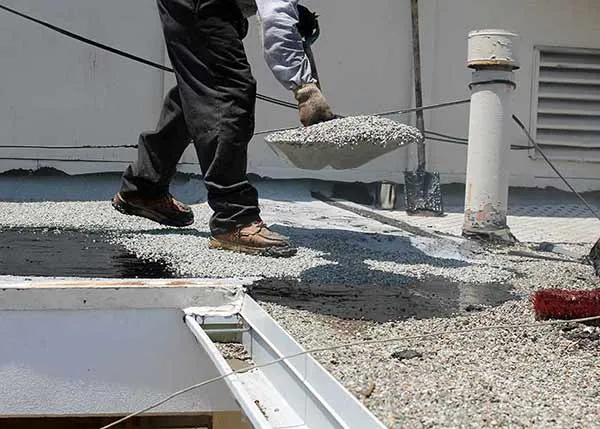 Dakafval komt vrij bij werkzaamheden aan het dak.