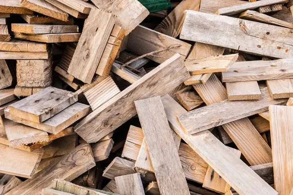 Verschillende soorten houtafval die vrijkomen bij een renovatie.